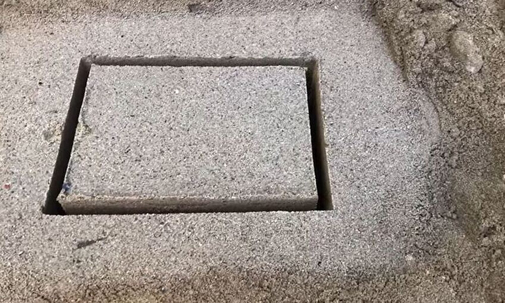 Πήρε ένα τελάρο, τσιμέντο, μυστρί και πήγε στην αμμουδιά! Δεν φαντάζεστε τι έφτιαξε (Vid)