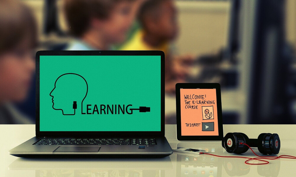 Καθηγητής έκανε διαδικτυακό μάθημα και πίσω φάνηκε η γυναίκα του γυμνή (video)