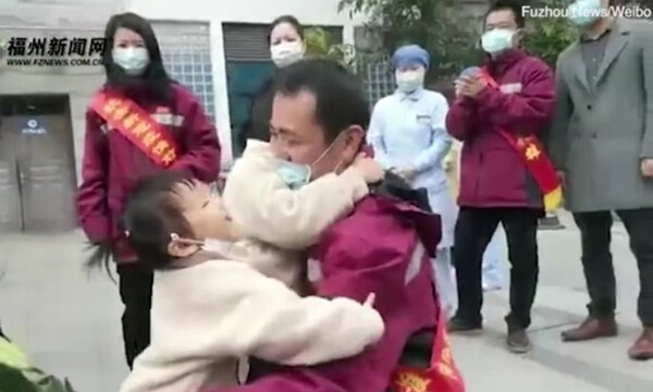 Τρομερές εικόνες - Κινέζοι γιατροί συναντούν για πρώτη φορά τις οικογένειές τους και ξεσπούν (video)