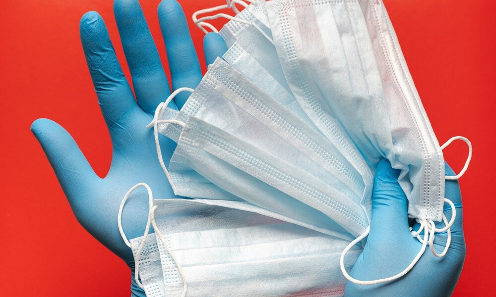 Έτσι θα φτιάξουμε μάσκα σε 45 δευτερόλεπτα με υλικά που έχουμε σπίτι μας (video)