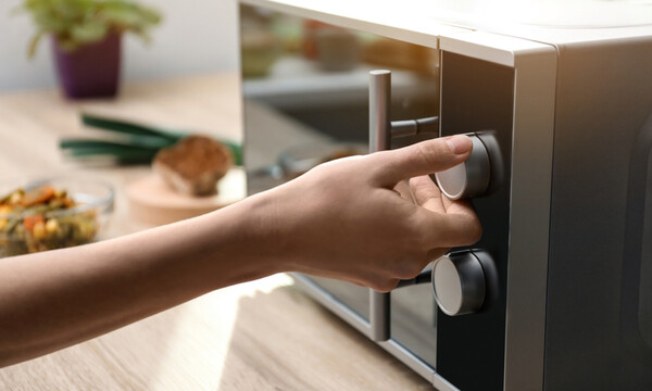 Τροφές που δεν πρέπει να βάζετε στον φούρνο μικροκυμάτων (εικόνες)