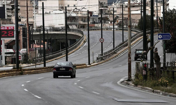Κορονοϊός: Δέος - Το πανό στη γέφυρα της Πέτρου Ράλλη που σπάει... καρδιές