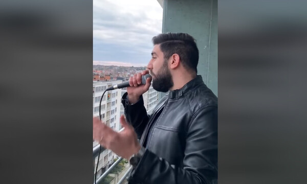 Τραγουδιστής έκανε μίνι... συναυλία στο μπαλκόνι στις Βρυξέλλες και ερμήνευσε Βέρτη! (video)