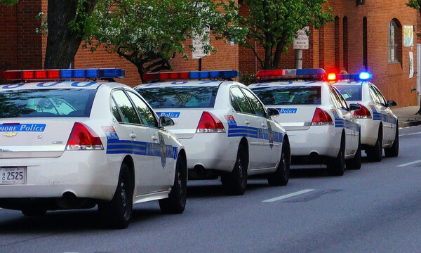 Δήμαρχος έστειλε την Αστυνομία να διαλύσει πάρτι - Έπαθε σοκ μόλις έμαθε ποιον έπιασαν (photos)