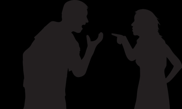 Πλακώθηκε με τον φίλο της και χτυπούσε κουδούνια μόνο με την πετσέτα της (pics+vid)