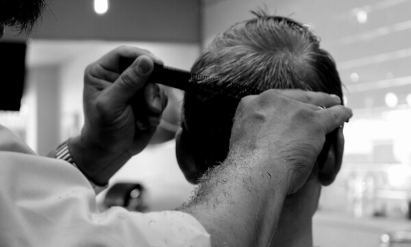 Υγειονομική «βόμβα» τα βαλιτσάκια των κομμωτών που πάνε στα σπίτια (video)