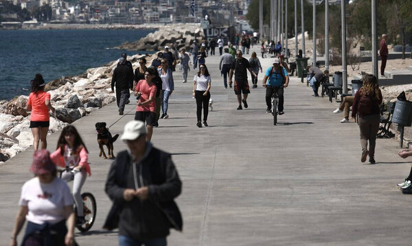 Κορονοϊός: Εκατοντάδες πολίτες συνωστίστηκαν στον Φλοίσβο - Σκέψεις να κλείσουν οι παραλίες (vid)