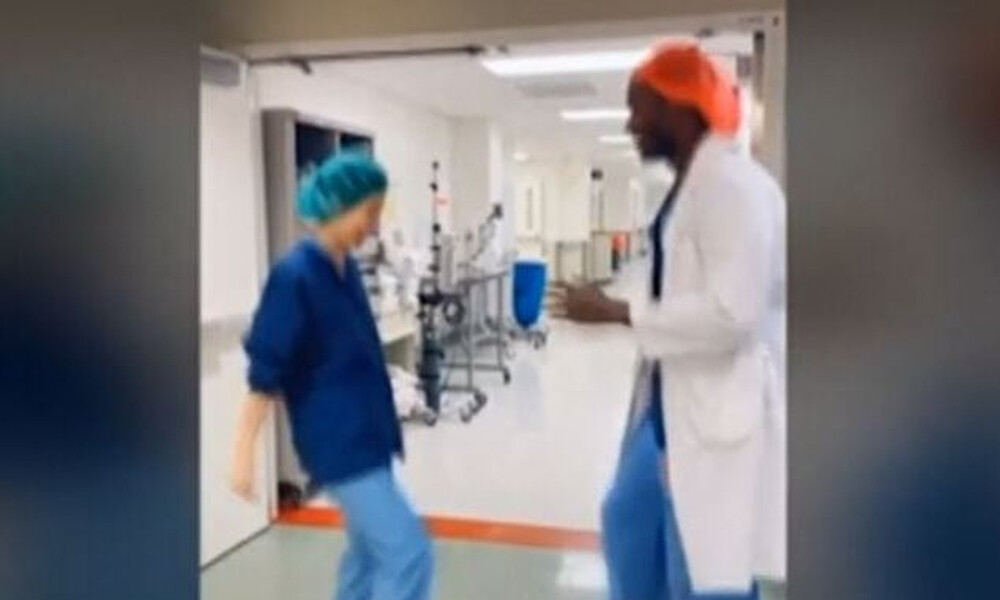 Ο... γιατρός του Tik-Tok «σπάει» τα κοντέρ στο διαδίκτυο! (video)