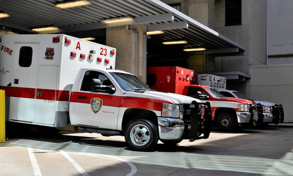 Η συγκινητική κίνηση περιπολικών για τους γιατρούς και τους νοσηλευτές (video)