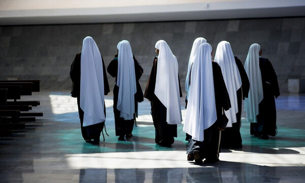 Καλόγριες κάνουν διάλειμμα από κατασκευή μασκών - Απίστευτο αυτό που κάνουν (video)