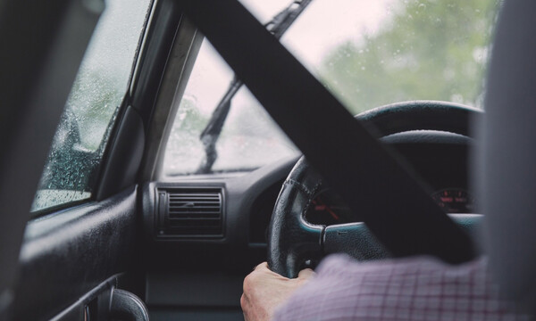 Σοκαριστικό ατύχημα: Μεθυσμένος οδηγός μπήκε σε πλατεία και απογειώθηκε (video)