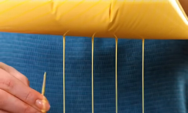 Ρίχνει αλεύρι με αυγά σε σακούλα και την τρυπάει - Μόλις δείτε γιατί θα το κάνετε κι εσείς (video)