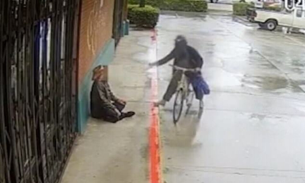 Έριξε βενζίνη σε άστεγο και του έβαλε φωτιά (σκληρές εικόνες+video)