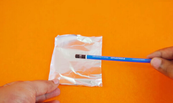 Βάζει αλουμινόχαρτο στην άκρη του μολυβιού - Θα τρελαθείτε μόλις δείτε γιατί (video)