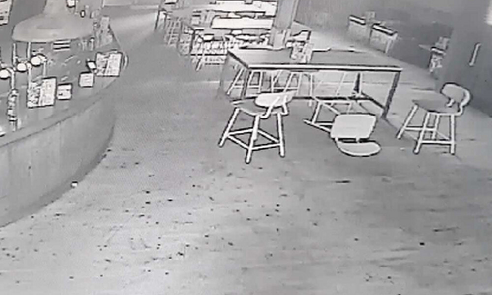 Ιδιοκτήτης μπαρ παρακολουθεί όσα κατέγραψε κλειστό κύκλωμα! Το σοκ που έπαθε δεν περιγράφεται (vid)