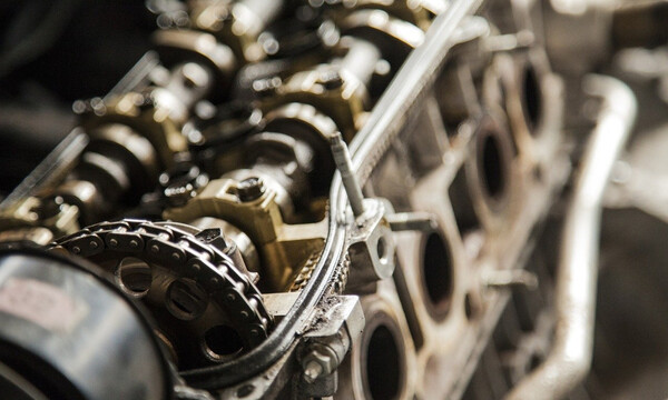 Πήγε το αμάξι στο συνεργείο και άνοιξαν το καπό - Τρελάθηκαν μ' αυτό που βρήκαν μέσα (video)