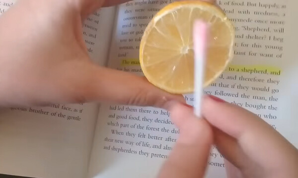 Βάζει λεμόνι σε μία μπατονέτα και την περνάει στο βιβλίο - Δεν θα πιστεύετε γιατί (video)