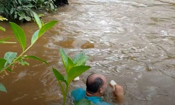 Ψαράς βουτάει σε λίμνη για να ρίξει παράνομα δίχτυα! Δεν φαντάζεστε τι τον πήρε στο κυνήγι (vid)