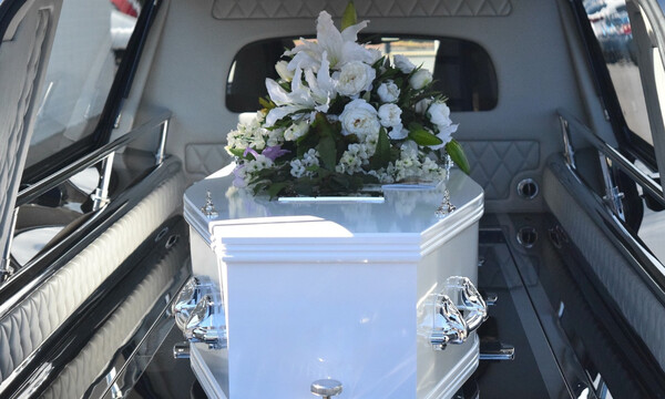 Απίστευτο: Ταξίδεψαν 370 χλμ. με άδειο φέρετρο για να σπάσουν την καραντίνα