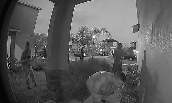 Ζευγάρι είδε στην κάμερα 3 άνδρες να πλησιάζουν την πόρτα - «Πάγωσαν» με τις κινήσεις τους (video)