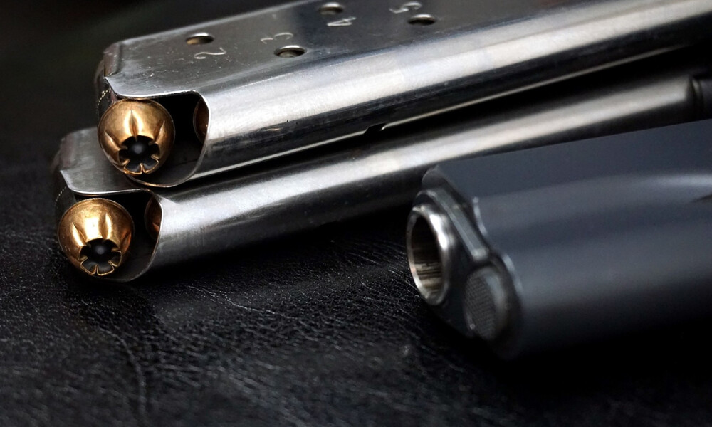 Γυναίκα δέχθηκε σφαίρα στο στήθος - Δείτε τον απίστευτο τρόπο που σώθηκε (photos)