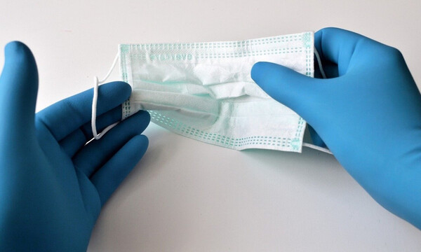 Ήθελε να βγει για αγορές και δεν είχε μάσκα - Δεν φαντάζεστε τι έβαλε (video)