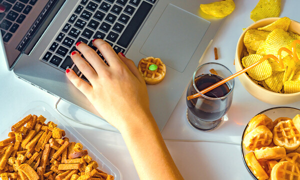 Υπερφαγία: Πώς θα την αποφύγετε όταν δουλεύετε από το σπίτι (εικόνες)