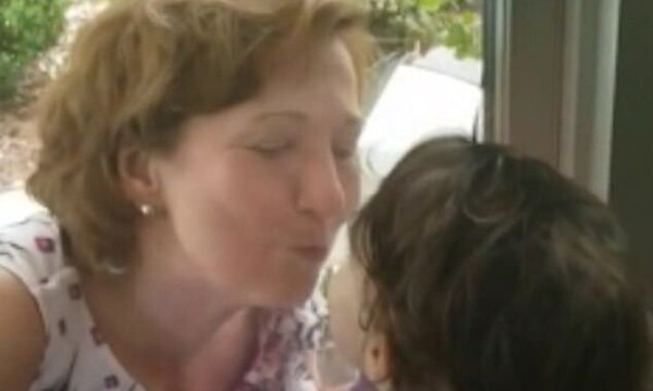 Συγκινητική σκηνή! Γιαγιά φιλάει τη 2χρονη εγγονή της πίσω από το τζάμι και ξεσπά σε κλάματα (video)