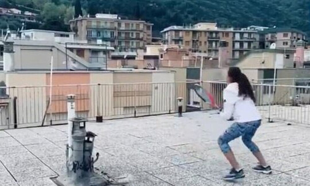 Τρομερό! Δύο τενίστριες κάνουν προπόνηση από τις... ταράτσες τους! (video)