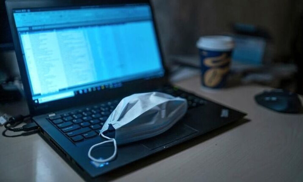 Υπουργός ξέχασε ανοιχτό το μικρόφωνο σε τηλεδιάσκεψη και άρχισε να βρίζει (video)