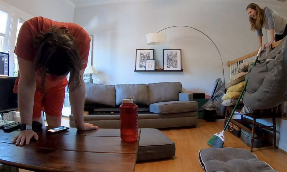 Άκουγαν θόρυβο από τον καναπέ τους - Όταν είδαν τι υπήρχε… χοροπηδούσαν (video)