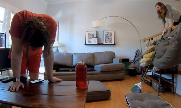 Άκουγαν θόρυβο από τον καναπέ τους - Όταν είδαν τι υπήρχε… χοροπηδούσαν (video)