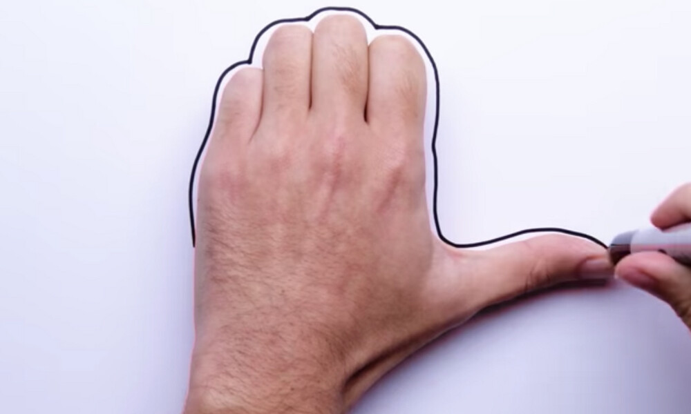 Χρησιμοποιεί το χέρι του για να φτιάξει περίγραμμα - Η συνέχεια θα σας αρέσει πολύ (video)