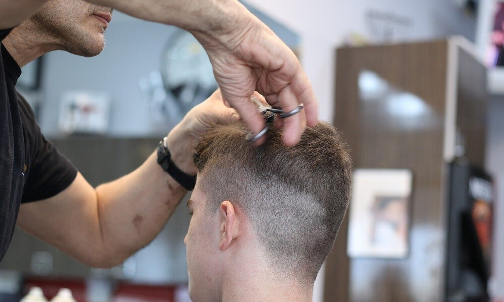 Εσύ ξέρεις πώς να κουρευτείς μόνος σου; Μην το κάνεις αν δεν δεις αυτό! (video)