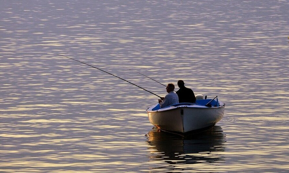 Βγήκαν στα ανοιχτά να ψαρέψουν - Τρελάθηκαν μ' αυτό που είδαν να τους πλησιάζει (photos+video)