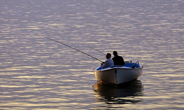Βγήκαν στα ανοιχτά να ψαρέψουν - Τρελάθηκαν μ' αυτό που είδαν να τους πλησιάζει (photos+video)