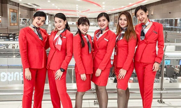 Αυτές θα είναι οι νέες στολές των αεροσυνοδών μεγάλης εταιρείας μετά τον κορονοϊό (pics)
