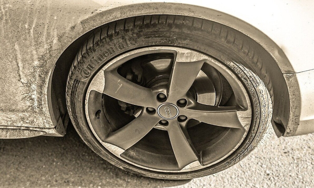 Πώς να αλλάξετε χωρίς κόπο ένα σκασμένο λάστιχο (video)