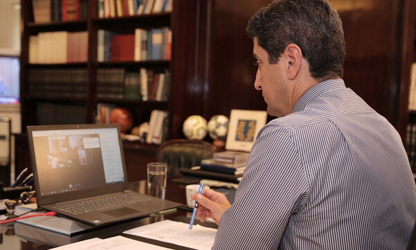 Τηλεδιάσκεψη με αθλητικούς φορείς για τα υγειονομικά πρωτόκολλα