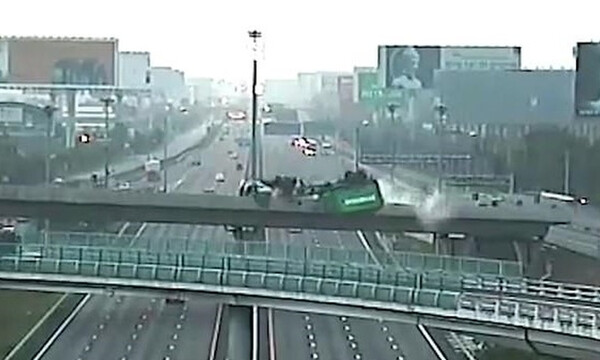 Εικόνες σοκ - Νταλίκα έπεσε από γέφυρα σε αυτοκινητόδρομο και διαλύθηκε (photos+video)