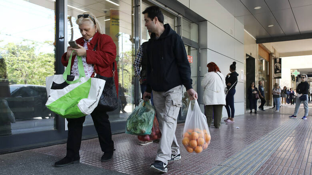 Κορωνοϊός- Έρευνα: Μειωμένες οι εβδομαδιαίες επισκέψεις των καταναλωτών για αγορές τροφίμων