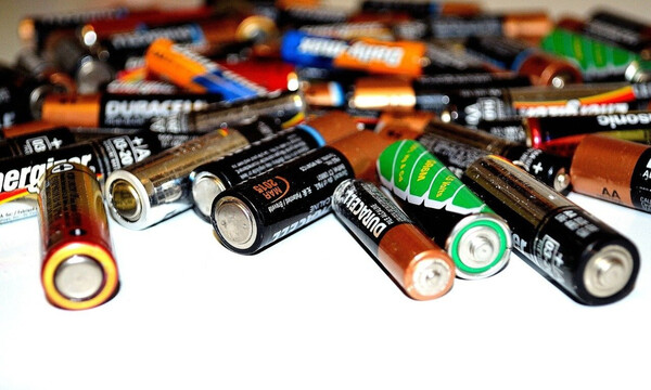 Έβαλε αλουμινόχαρτο στην μπαταρία - Μόλις δείτε γιατί θα το κάνετε κι εσείς (video)