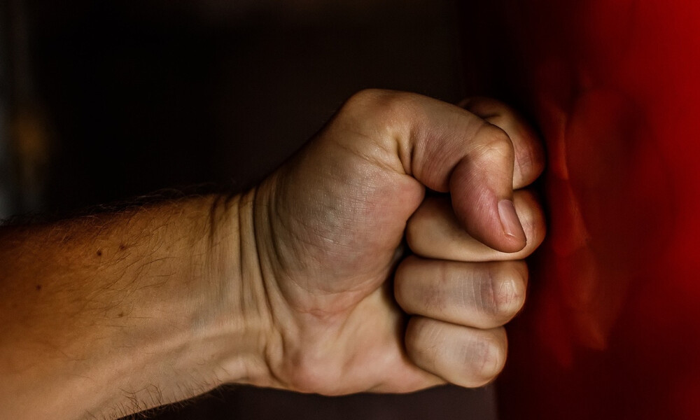 Άγριο ξύλο στο δρόμο για μία γυναίκα (video)