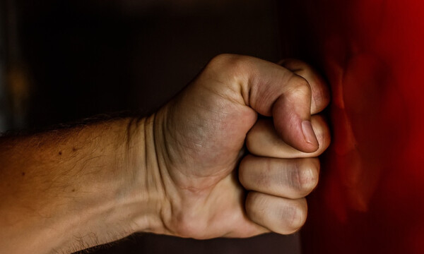 Άγριο ξύλο στο δρόμο για μία γυναίκα (video)