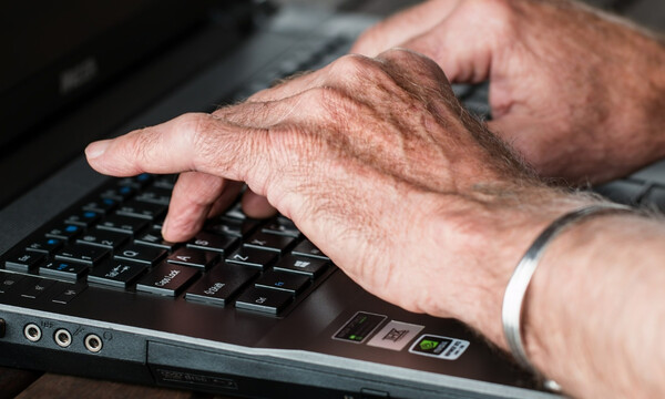 Δεν ξανάγινε! Έλληνας δημοσιογράφος ξεκίνησε την εκπομπή του ραπάροντας για τον κορονοϊό (vid)