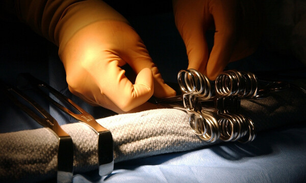 Χειρουργός τραγουδά για να συγκεντρώσει χρήματα για την αντιμετώπιση της πανδημίας (video)