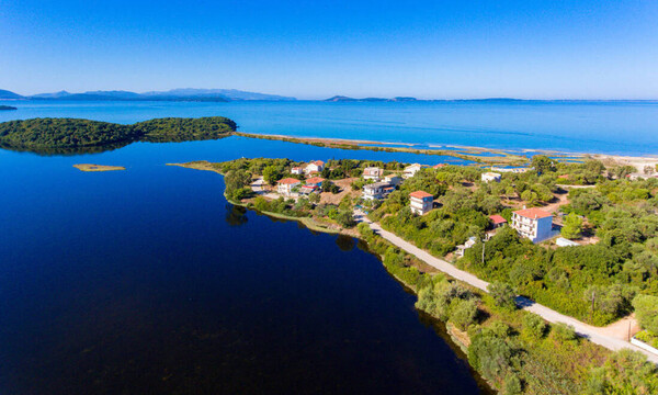 Κορωνησία: Το γραφικό ψαροχώρι που «επιπλέει» στο νερό (videos)