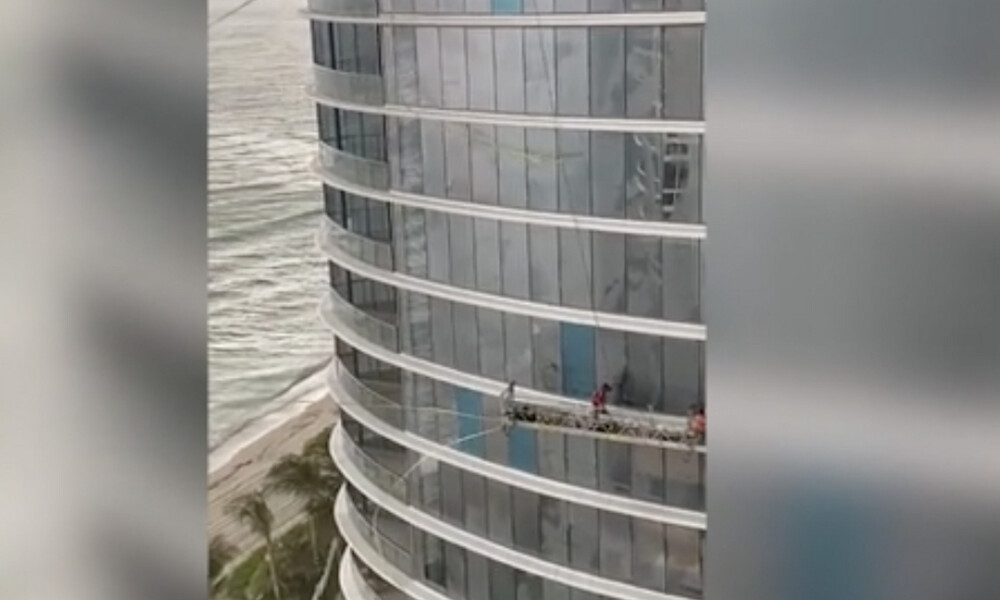 Σοκαριστικό βίντεο: Καθάριζαν τα τζάμια και τότε ο άνεμος έγινε ο χειρότερος εχθρός τους