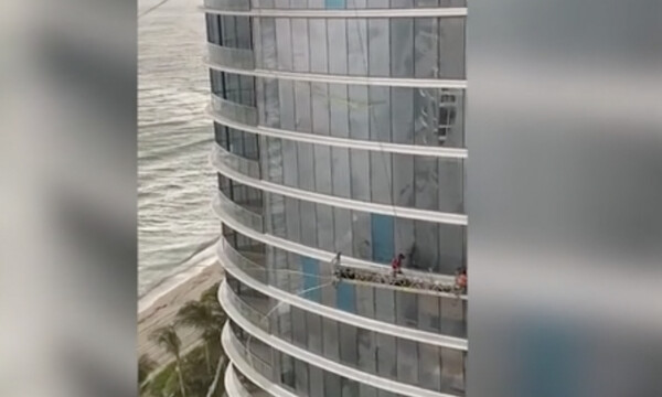 Σοκαριστικό βίντεο: Καθάριζαν τα τζάμια και τότε ο άνεμος έγινε ο χειρότερος εχθρός τους