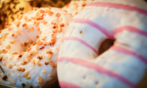 Υπέροχος παππούς! Δείτε τι έκανε για να στείλει στα εγγόνια του ντόνατς εν μέσω καραντίνας (video)